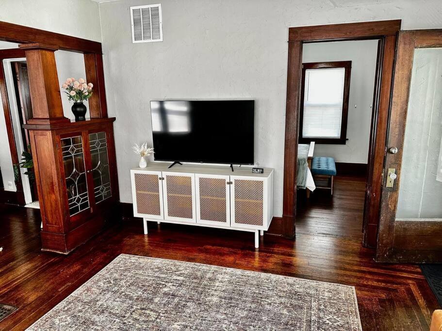 Mrs. Hughes Cottage - 2 Bedroom House W/ Parking Hamilton Zewnętrze zdjęcie